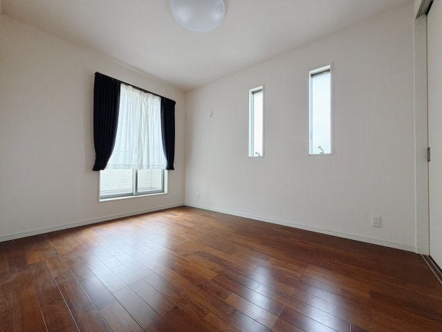 【中古戸建】伊勢崎市安堀町の洋室|■2階洋室｜ナチュラルカラーの床です。模様替えなどとても楽しく工夫できます♪陽当たり、風通しもとても良いので毎日快適な生活スタートです！子供部屋にも良いですね♪