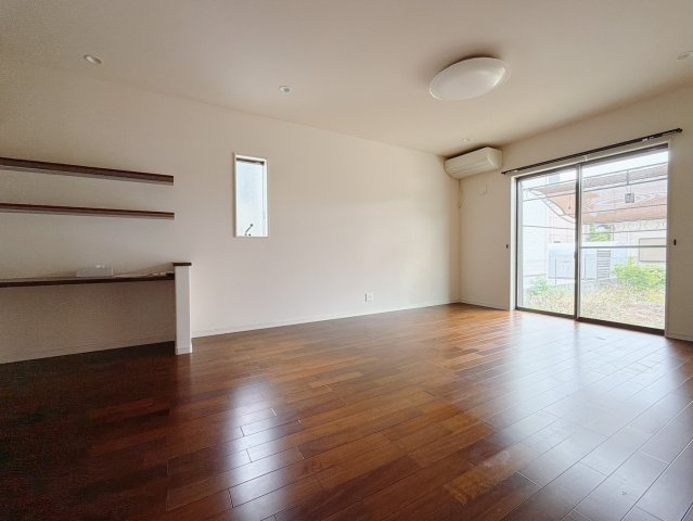 【中古戸建】伊勢崎市安堀町の居間・リビング|■リビング｜落ち着きのある表情を見せるリビングダイニング。太陽の光がたっぷり差し込むリビングは、自然とご家族が集まる居心地の良い空間です。