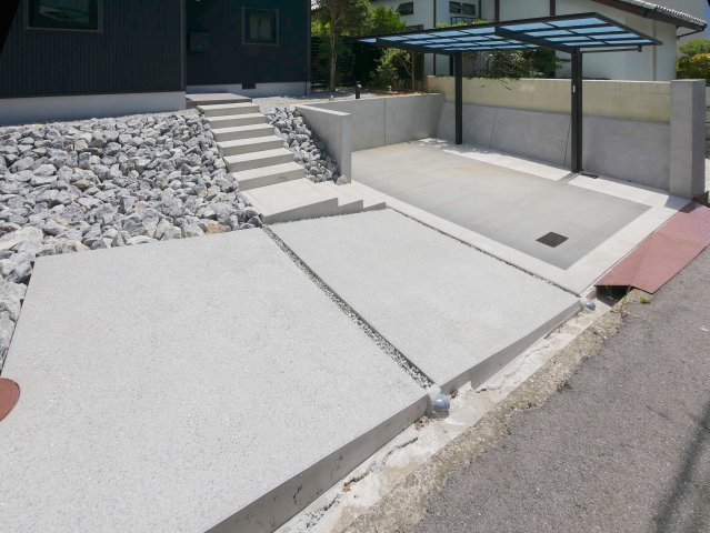 東灘区渦森台4丁目戸建の外観|ロックガーデン調のアプローチです。ガーデニングスペースもあります。（2025年7月現在）