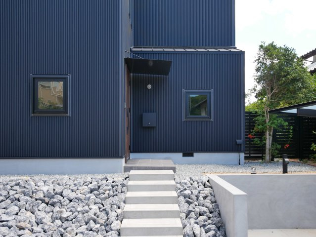 東灘区渦森台4丁目戸建の外観|玄関前スペースです。（2025年7月現在）