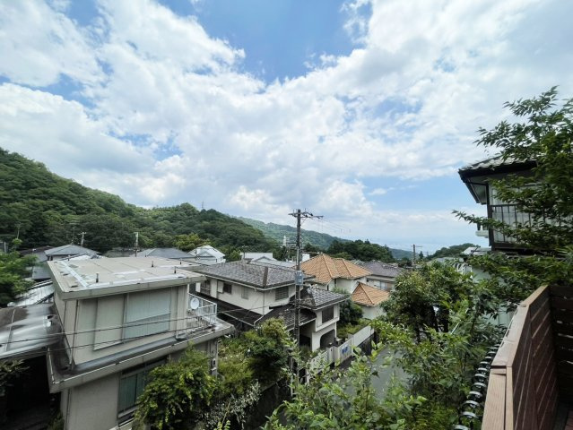 東灘区渦森台4丁目戸建の展望|1階ウッドデッキからの眺望です。（2025年7月現在）