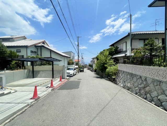 東灘区渦森台4丁目戸建の前面道路含む現地写真|南西側前面道路幅員約5.5ｍです。（2025年7月現在）