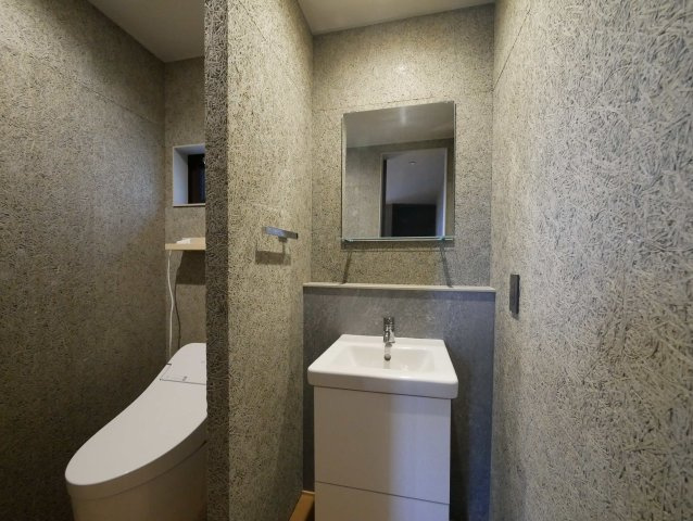 東灘区渦森台4丁目戸建のその他|2階トイレです。朝の身支度ができるよう手洗い場を独立設置です。（2025年7月現在）