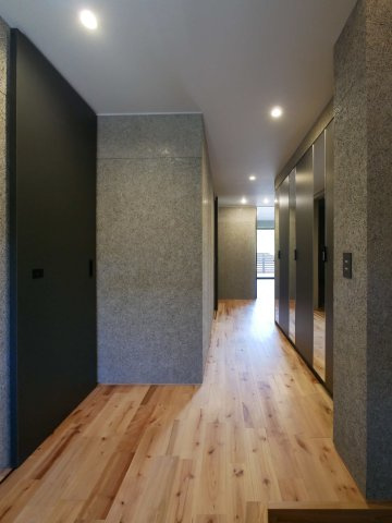 東灘区渦森台4丁目戸建の内装|1階玄関横のシューズボックスと収納です。（2025年7月現在）