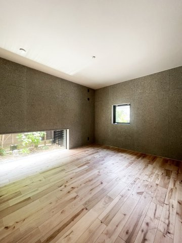 東灘区渦森台4丁目戸建の洋室|1階洋室約7.5帖です。（2025年7月現在）