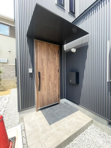 東灘区渦森台4丁目戸建の玄関|電気錠の断熱ドアです。（2025年7月現在）