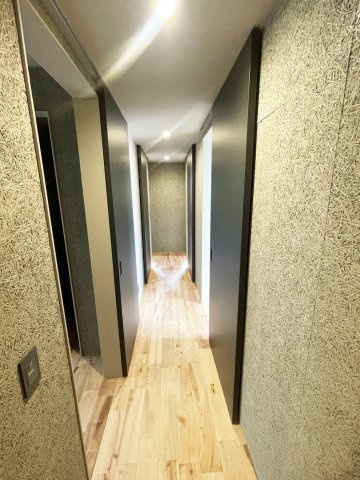 東灘区渦森台4丁目戸建の内装|2階廊下スペースです。（2025年7月現在）
