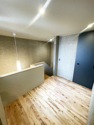 東灘区渦森台4丁目戸建の内装|階段を上がった2階のフリースペースです。（2025年7月現在）