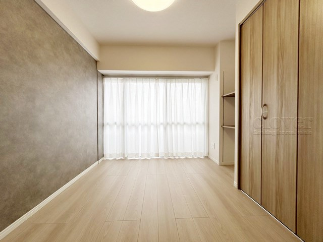 【洋室】 | ライオンズマンション本郷 | 窓から明るい光が差し込む洋室。ベッドを置いて個人居室にする場合は、多くの時間を過ごすことになる空間です。使い勝手や落ち着きを想像してください。～即日のご見学可能～　お問合せはお気軽にどうぞ。