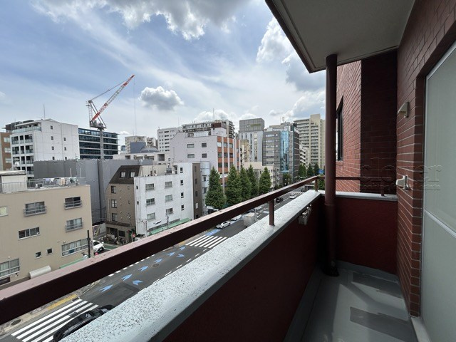 【バルコニー】 | ライオンズマンション本郷 | バルコニーの様子。ここからの眺めが、日々のストレスを発散してくれることでしょう。ちなみにバルコニーは専有部分ではなく「共用部分」の扱いです。～即日のご見学可能～　お問合せはお気軽にどうぞ。