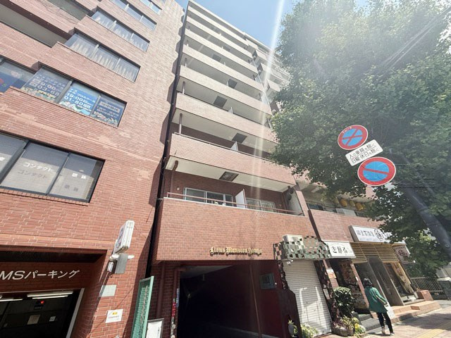 【外観】 | ライオンズマンション本郷 | 青空によく映える建物です。手入れの行き届いた外壁やマンション正面エントランスなど、綺麗な姿をぜひ一度、現地にてご覧ください。～即日のご見学可能～　お問合せはお気軽にどうぞ。
