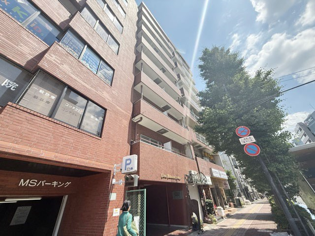 【現況写真】 | ライオンズマンション本郷 | 外観と前面道路の様子。～即日のご見学可能～　お問合せはお気軽にどうぞ。
