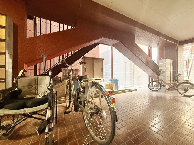 【駐輪場】 | ライオンズマンション本郷 | 自転車置き場。マンションの共用部にあたります。空きの有無や駐輪料金、各戸の台数制限などについては、改めてお問い合わせください。～即日のご見学可能～　お問合せはお気軽にどうぞ。
