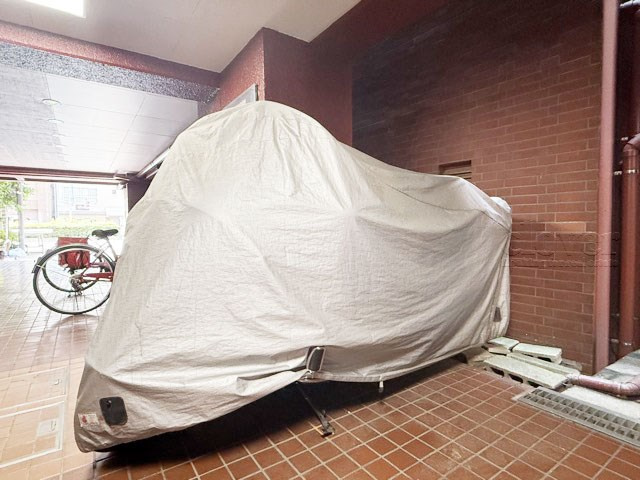 【駐車場】 | ライオンズマンション本郷 | バイク置き場。空き区画の有無や駐輪料金、サイズおよび排気量規定などについては、改めてお問い合わせください。～即日のご見学可能～　お問合せはお気軽にどうぞ。
