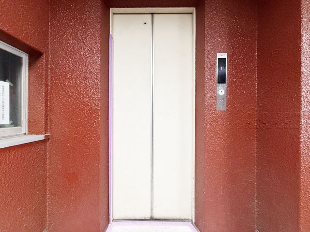 【設備】 | ライオンズマンション本郷 | バリアフリーの強い味方、エレベーターが設置されています。メンテナンスに手間と費用がかかる設備ですが、あるとないとでは大違い。～即日のご見学可能～　お問合せはお気軽にどうぞ。
