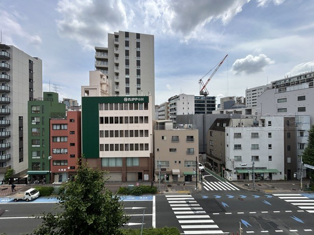 【展望】 | ライオンズマンション本郷 | 眼前に広がる空の雄大さと、このお部屋の自慢の一つである「眺望」をご覧ください。毎日、この景色を独り占めできる新生活に夢が広がります。～即日のご見学可能～　お問合せはお気軽にどうぞ。