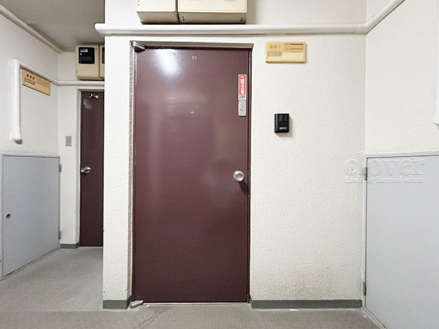 【その他共用部分】 | ライオンズマンション本郷 | 皆様をお迎えする、お部屋の玄関ドア。開けやすさや開放角度、ドアノブの操作しやすさや鍵の形状などを、現地で一度ご確認ください。～即日のご見学可能～　お問合せはお気軽にどうぞ。