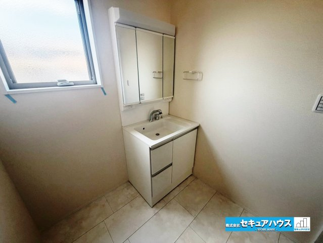 【今からご案内可能】東海市養父町八王子　全5棟の独立洗面台|【洗面台】
◆鏡の裏にはたっぷりと収納スペースを標準装備！
◆電源を付属しているのでドライヤーなど利用できます。
