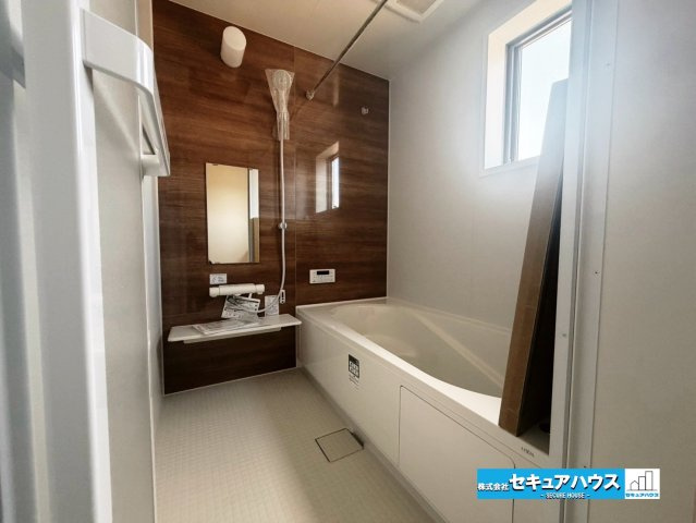 【今からご案内可能】東海市養父町八王子　全5棟の浴室|【浴室】
◆アクセントパネルで落ち着きのある雰囲気を演出します。毎日の疲れを癒やすバスタイムをお楽しみ下さい！
◆窓付きで、カビの繁殖を抑える効果があります。