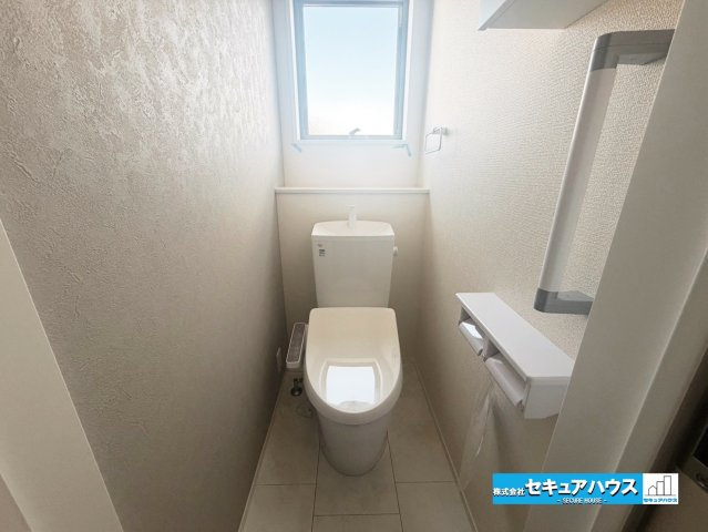 【今からご案内可能】東海市養父町八王子　全5棟のトイレ|【高機能トイレ】
◆高機能トイレの多くは便器のフタの開閉が自動であり、使用後に手動で水を流す面倒もなく非常に便利です。スタイリッシュな見た目で、お掃除しやすく、節水効果が高いです。
