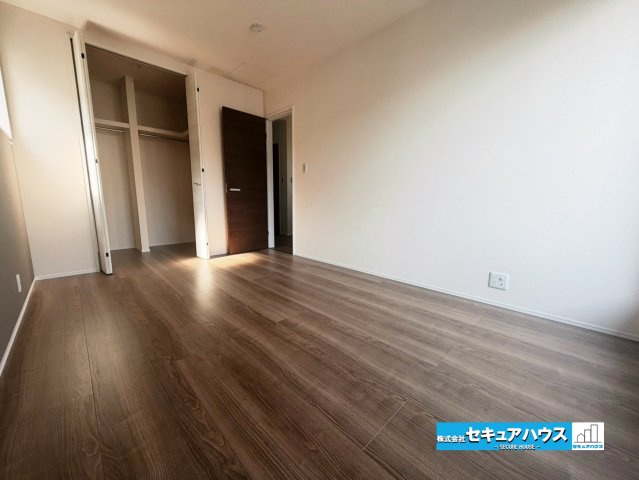 【今からご案内可能】東海市養父町八王子　全5棟の洋室|【洋室】
◆広々とした居住空間は日々の暮らしを彩り、心のやすらぎと満足感を与えてくれます。通風と採光を考慮した設計は子供たちはのびのび育ち、家族でくつろぎと団らんを生み出します。