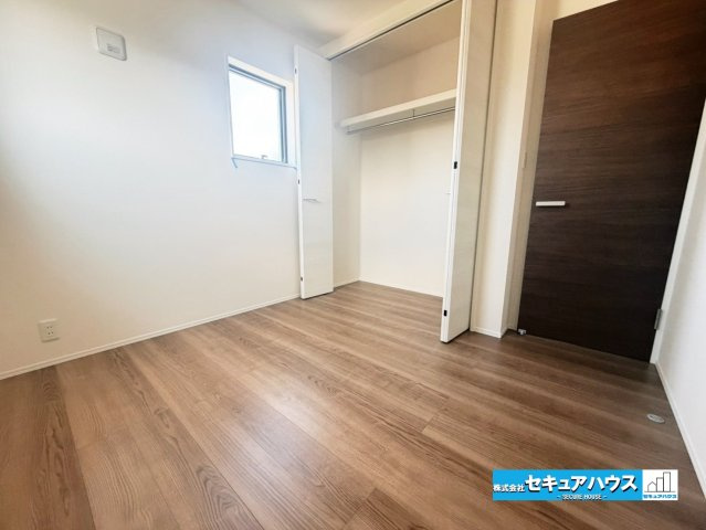 【今からご案内可能】東海市養父町八王子　全5棟の洋室|【洋室】
◆家族一人ひとりの大切なプライベート空間。趣味に合わせて使って頂けるようシンプルに仕上げてあります。暮らし心地を大きく左右する収納を、適材適所に配置し使い勝手を考慮しました。　