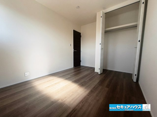 【今からご案内可能】東海市養父町八王子　全5棟の洋室|【洋室】
◆クローゼットつきで風通しがよく、家具の設置がしやすいすっきりとした形の間取り。
お気に入りのインテリアを自由にレイアウトできます。