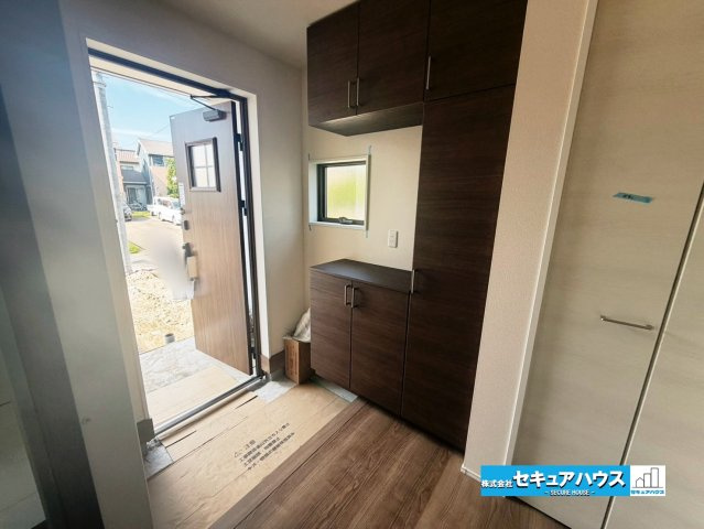 【今からご案内可能】東海市養父町八王子　全5棟の玄関|【玄関】
◆お家に出会う人々を迎える玄関だからこそ、広々清潔感あふれる空間にしたいものです。採光・通風にも配慮された設計で毎日明るい空間をキープします♪