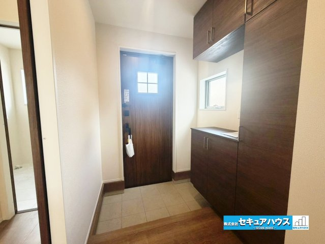 【今からご案内可能】東海市養父町八王子　全5棟の玄関|【玄関】
◆お家に出会う人々を迎える玄関だからこそ、広々清潔感あふれる空間にしたいものです。採光・通風にも配慮された設計で毎日明るい空間をキープします♪