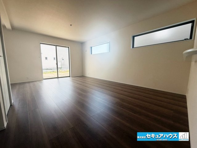 【今からご案内可能】東海市養父町八王子　全5棟の洋室|【LDK】
◆通学から帰宅し、リビングルームで会話を楽しむ子ども達。リビングから臨む景色は太陽色に染まり、解放感溢れゆったりとしたひと時を過ごすことが出来る素敵な空間です。