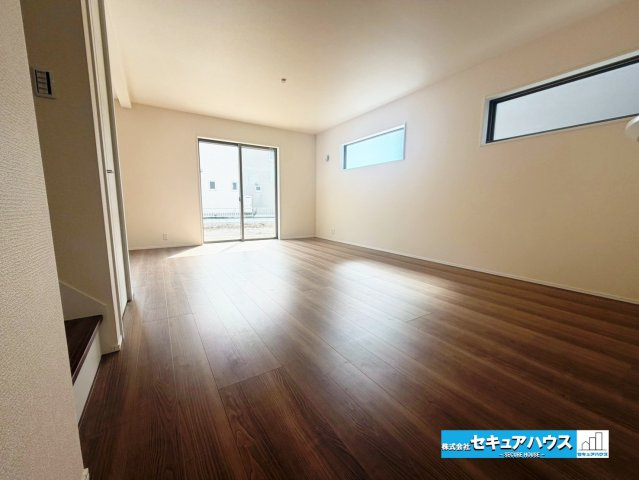 【今からご案内可能】東海市養父町八王子　全5棟の洋室|【LDK】
◆通学から帰宅し、リビングルームで会話を楽しむ子ども達。リビングから臨む景色は太陽色に染まり、解放感溢れゆったりとしたひと時を過ごすことが出来る素敵な空間です。