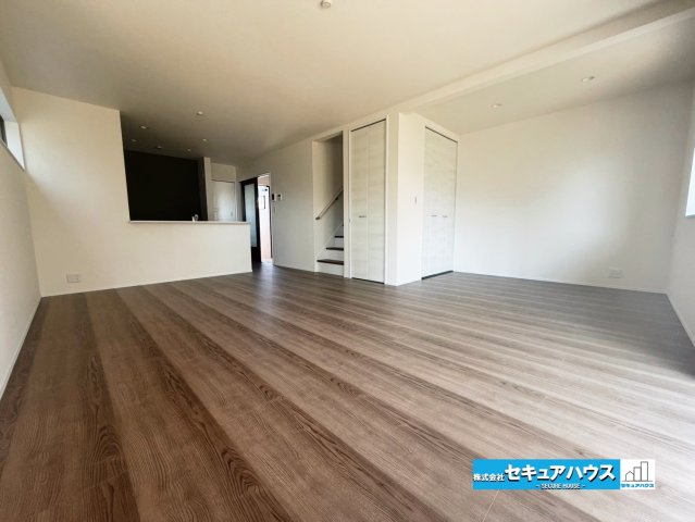 【今からご案内可能】東海市養父町八王子　全5棟の洋室|【LDK】
◆日当たりが良く温かい広々リビングは家族の団らんスペースになります。