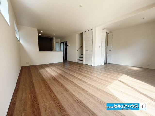 【今からご案内可能】東海市養父町八王子　全5棟の洋室|【LDK】
◆日当たりが良く温かい広々リビングは家族の団らんスペースになります。
