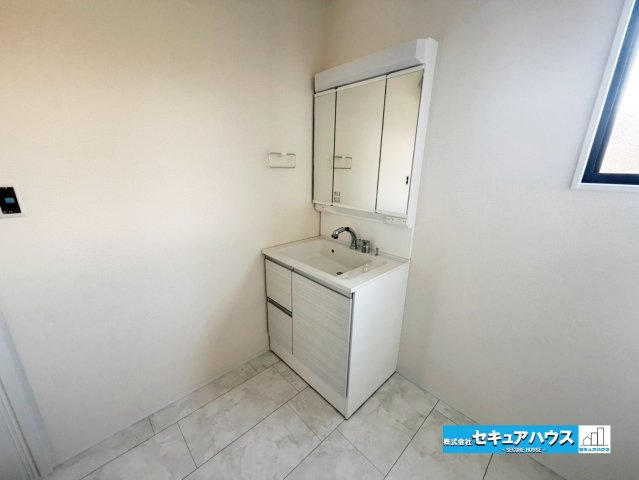 【今からご案内可能】東海市養父町八王子　全5棟の独立洗面台|【洗面台】
◆鏡の裏にはたっぷりと収納スペースを標準装備！
◆電源を付属しているのでドライヤーなど利用できます。