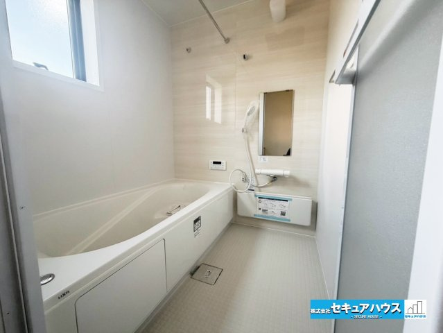 【今からご案内可能】東海市養父町八王子　全5棟の浴室|【浴室】
◆アクセントパネルで落ち着きのある雰囲気を演出します。毎日の疲れを癒やすバスタイムをお楽しみ下さい！
◆窓付きで、カビの繁殖を抑える効果があります。