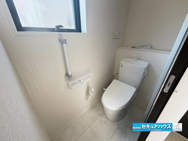 【今からご案内可能】東海市養父町八王子　全5棟のトイレ|【高機能トイレ】
◆高機能トイレの多くは便器のフタの開閉が自動であり、使用後に手動で水を流す面倒もなく非常に便利です。スタイリッシュな見た目で、お掃除しやすく、節水効果が高いです。
