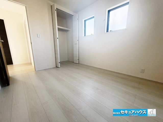 【今からご案内可能】東海市養父町八王子　全5棟の洋室|【洋室】
◆広々とした居住空間は日々の暮らしを彩り、心のやすらぎと満足感を与えてくれます。通風と採光を考慮した設計は子供たちはのびのび育ち、家族でくつろぎと団らんを生み出します。