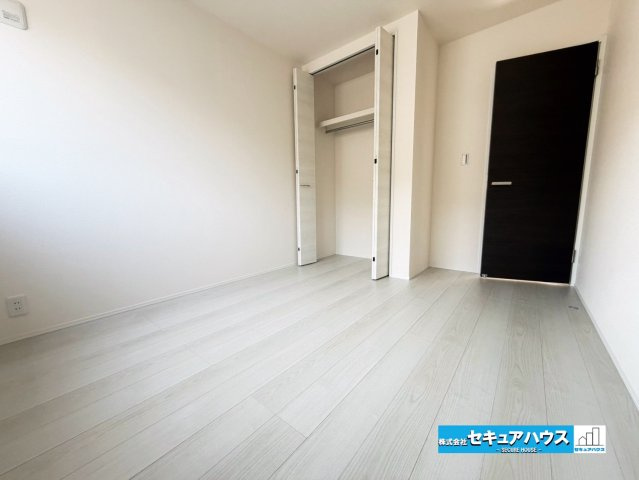 【今からご案内可能】東海市養父町八王子　全5棟の洋室|【洋室】
◆家族一人ひとりの大切なプライベート空間。趣味に合わせて使って頂けるようシンプルに仕上げてあります。暮らし心地を大きく左右する収納を、適材適所に配置し使い勝手を考慮しました。　
