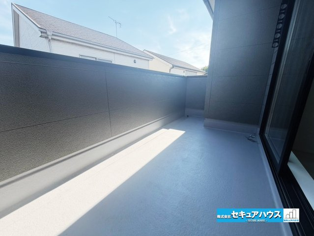 【今からご案内可能】東海市養父町八王子　全5棟のバルコニー|【バルコニー】
◆見晴らしもよく、太陽の温かな温もりをめいっぱい受け止めてくれます。
太陽の光と爽やかな風を受けたお洗濯物はあっという間に乾き、取りこむ時には太陽の匂いを感じられそうですね。　