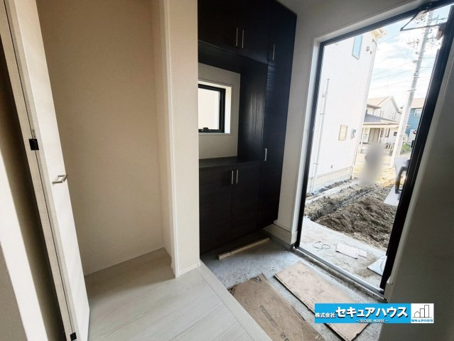 【今からご案内可能】東海市養父町八王子　全5棟の玄関|【玄関】
◆お家に出会う人々を迎える玄関だからこそ、広々清潔感あふれる空間にしたいものです。採光・通風にも配慮された設計で毎日明るい空間をキープします♪