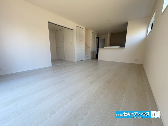 【今からご案内可能】東海市養父町八王子　全5棟の居間・リビング|【LDK】
◆通学から帰宅し、リビングルームで会話を楽しむ子ども達。リビングから臨む景色は太陽色に染まり、解放感溢れゆったりとしたひと時を過ごすことが出来る素敵な空間です。