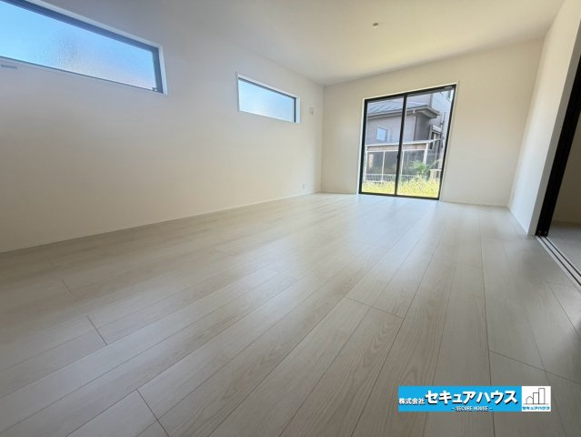 【今からご案内可能】東海市養父町八王子　全5棟の居間・リビング|【LDK】※家具はイメージになります。
◆日当たりが良く温かい広々リビングは家族の団らんスペースになります。
