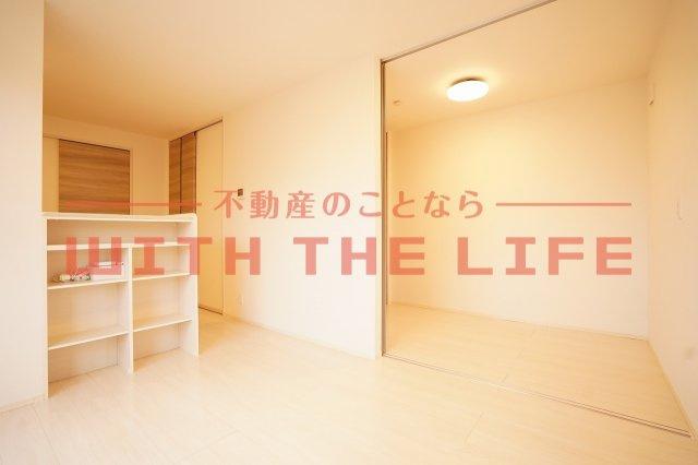 D-room F京町【10，000円キャッシュバック対象物件】の居間・リビング|こちらの居間で趣味の時間をお楽しみください