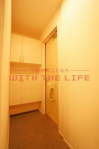 D-room F京町【10，000円キャッシュバック対象物件】の玄関|明るい玄関です