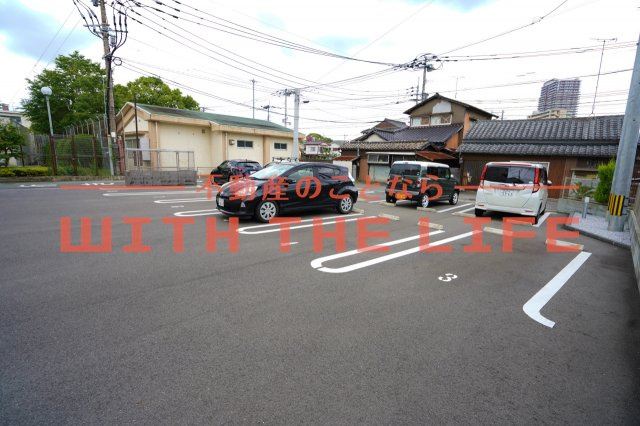 D-room F京町【10，000円キャッシュバック対象物件】の駐車場|駐車場があるので、車を買う予定の方も安心です