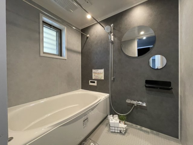セレッソコート芦屋ガレリアの浴室|ユニットバスも新調で気持ちよくお使いいただけます。浴室乾燥機付き。※設置されている家具・小物・照明はディスプレイ用です。家具・照明付き販売ではございません。