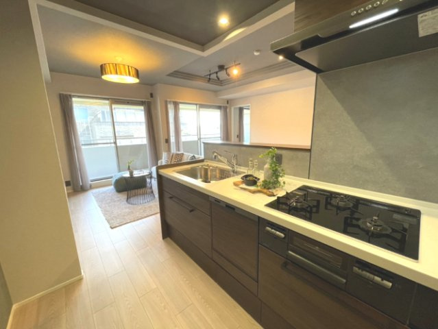セレッソコート芦屋ガレリアのキッチン|使いやすいシステムキッチン※設置されている家具・小物・照明はディスプレイ用です。家具・照明付き販売ではございません。