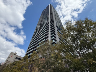 【その他】 | シエリアタワー大阪堀江 | 【外観】高層部はシンプルなフォルムとモノトーンカラー、基壇部は重厚な天然石とモダンな化粧格子で構成。