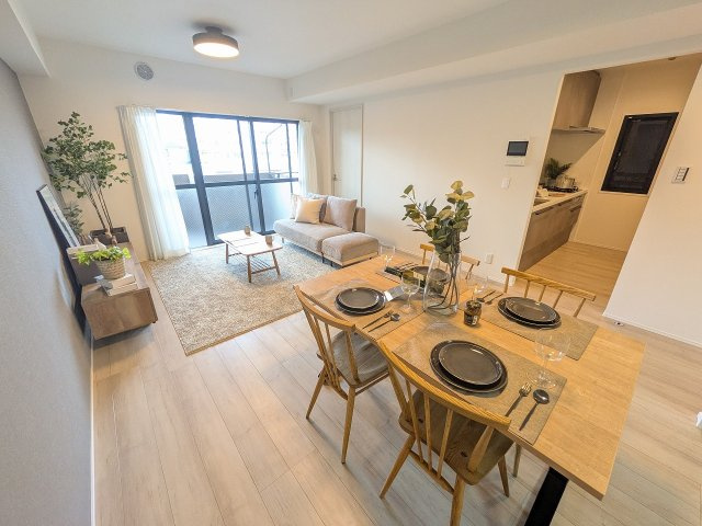 マイキャッスル八王子元横山町の居間・リビング|～14.8帖の明るいLDKで、家族団欒の時間をお過ごしいただけます～