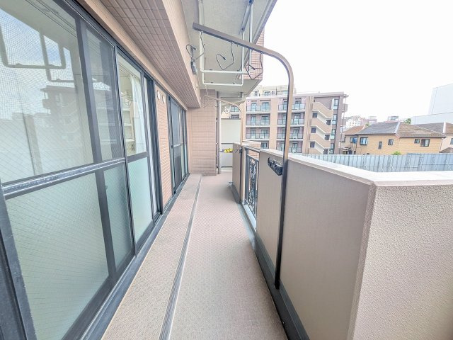 マイキャッスル八王子元横山町のバルコニー|～西向きバルコニー　2ヶ所からの出入りが可能です～